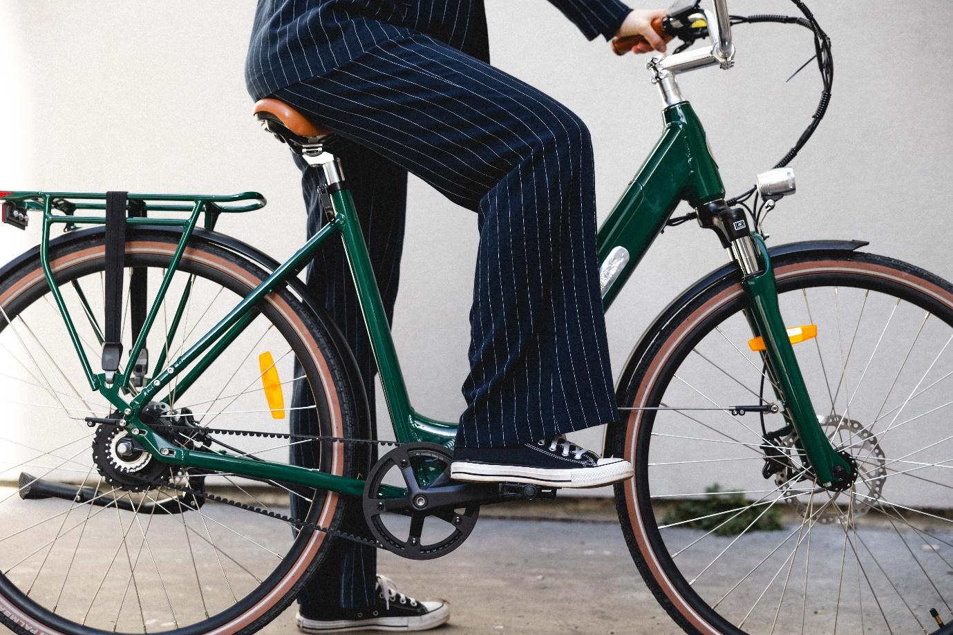 Un vélo électrique de ville vert